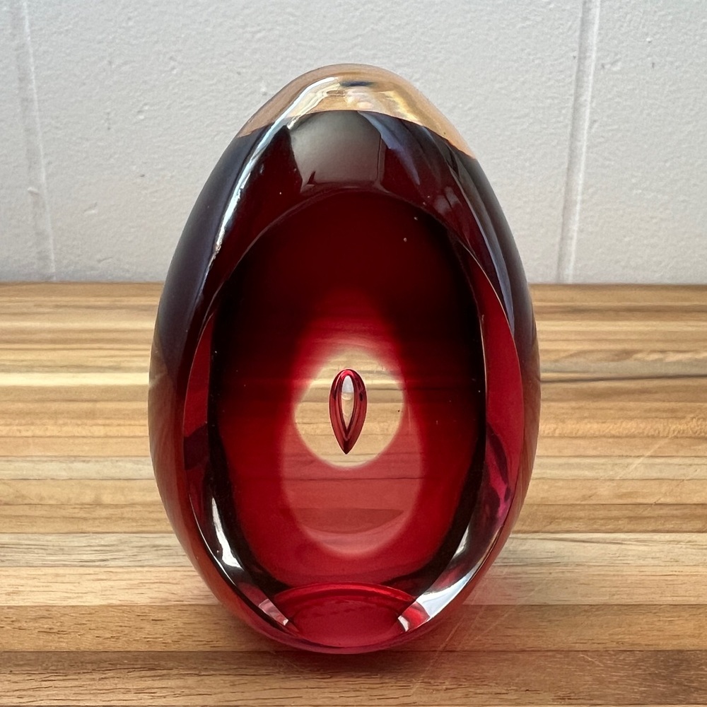 KOSTA MONA MORALES SCHILDT Ventana Series Art Glass Egg Paperweight red